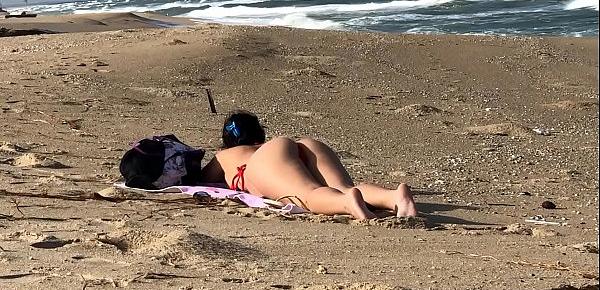  Publico Safada se masturbando na praia, Beach masturbation public flash caught on tape micro bikini